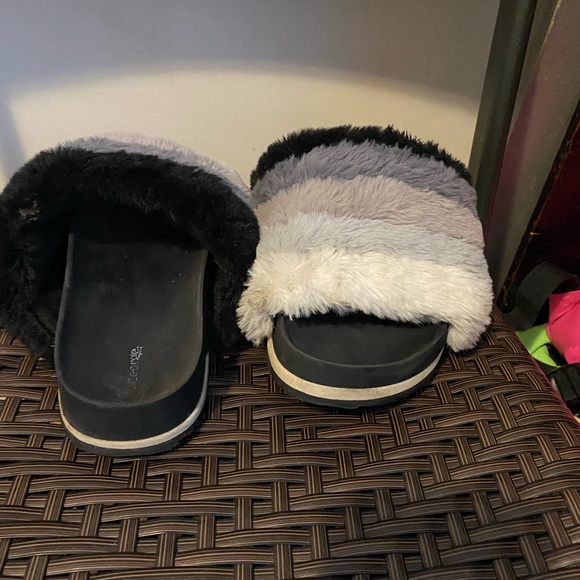 Cute size 5-6 (sm) fuzzy indoor outdoor slippers - Picture 4 of 5